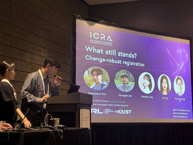 학회 수상 기술 설명하는 KAIST 어반 로보틱스 랩 팀 [KAIST 제공. 재판매 및 DB 금지]