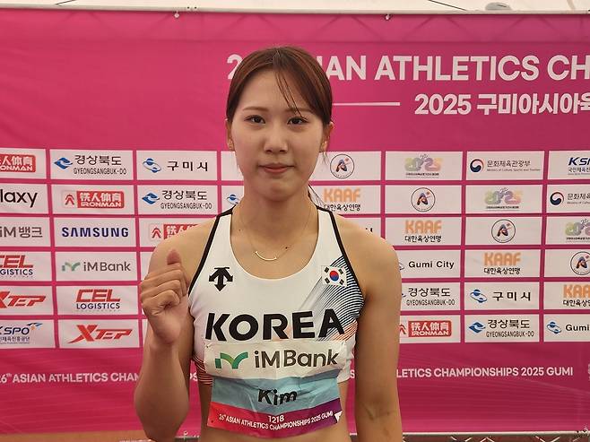 인터뷰하는 김다은 (구미=연합뉴스) 하남직 기자 = 한국 육상 국가대표 김다은이 30일 경북 구미시민운동장에서 열린 2025 아시아육상경기선수권 여자 200ｍ 예선을 마친 뒤, 연합뉴스와 인터뷰하고 있다.