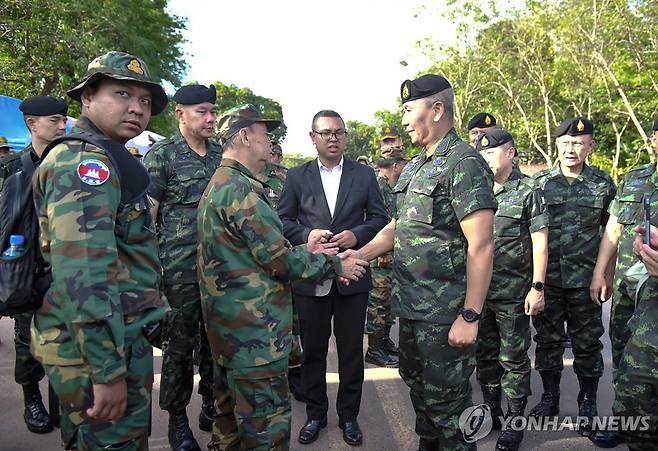 악수하는 태국-캄보디아 군 수장들 지난 29일(현지시간) 태국 북동부 수린주의 태국-캄보디아 국경 검문소에서 파나 끌래우플로툭 태국군 참모총장(오른쪽)과 마오 소판 캄보디아군 사령관이 회담을 위해 만나 악수하고 있다. 2025.05.30
[EPA 연합뉴스 자료사진. 재판매 및 DB 금지]