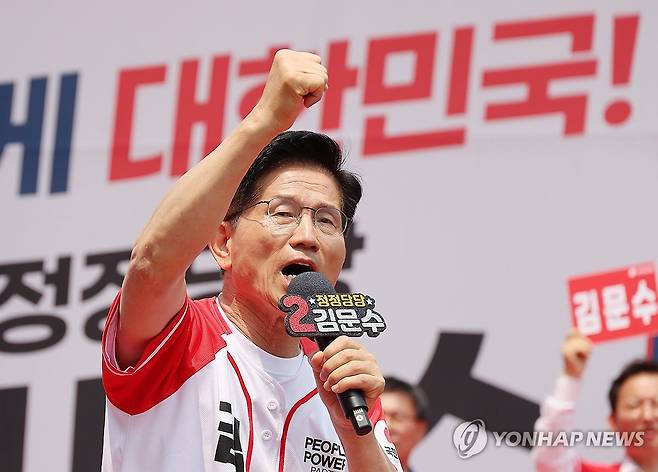 김문수, '논스톱 외박 유세'로 막판 총력전 (이천=연합뉴스) 박동주 기자 = 국민의힘 김문수 대선 후보가 30일 경기 이천시산림조합 앞 중리사거리에서 열린 유세에서 지지를 호소하고 있다. 2025.5.30 pdj6635@yna.co.kr