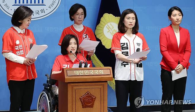 유시민 발언 규탄하는 국민의힘 중앙선대위 여성본부 의원들 (서울=연합뉴스) 김주형 기자 = 국민의힘 중앙선대위 여성본부 소속 의원들이 30일 서울 여의도 국회 소통관에서 기자회견을 열고 유시민 작가가 한 유튜브에서 국민의힘 김문수 후보의 배우자 설난영 여사를 향해 "감당할 수 없는 자리, 남편과 균형이 안 맞는다, 발이 공중에 떠 있다, 제정신이 아니다. 등의 인격 모독성 망언을 쏟아냈다"며 규탄하고 있다. 2025.5.30 kjhpress@yna.co.kr