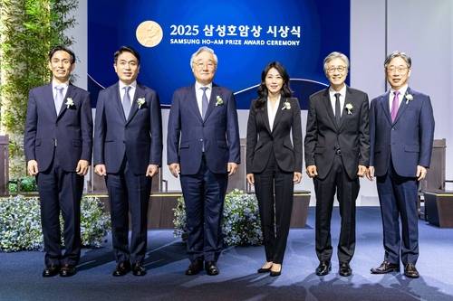 삼성호암상 수상자들이 30일 서울 신라호텔 다이너스티홀에서 열린 '2025 삼성호암상 시상식'에서 기념 촬영을 하고 있다. 왼쪽부터 과학상 물리·수학부문 신석우 UC버클리 교수, 과학상 화학·생명과학부문 정종경 서울대 교수, 공학상 김승우 KAIST 명예교수, 의학상 글로리아 최 MIT 교수, 예술상 구본창 사진작가, 사회 봉사상 김동해 사단법인 비전케어 이사장.[호암재단 제공. 재판매 및 DB 금지]