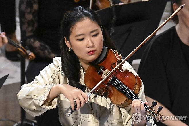 바이올리니스트 박수예 (EPA=연합뉴스) 제13회 장 시벨리우스 바이올린 국제 콩쿠르에서 우승한 바이올리니스트 박수예(25)가 28일(현지시간) 핀란드 헬싱키 뮤직센터 콘서트홀에서 연주하고 있다.