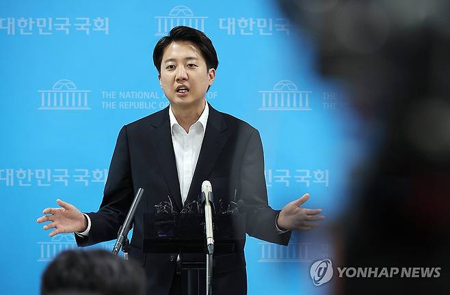 취재진 질문에 답변하는 이준석 후보 (서울=연합뉴스) 김주형 기자 = 개혁신당 이준석 대선 후보가 30일 서울 여의도 국회 소통관에서 열린 기자회견에서 더불어민주당 등이 발의한 본인의 징계안과 관련한 입장을 밝힌 뒤 나와 취재진의 질문에 답변하고 있다. 2025.5.30 kjhpress@yna.co.kr