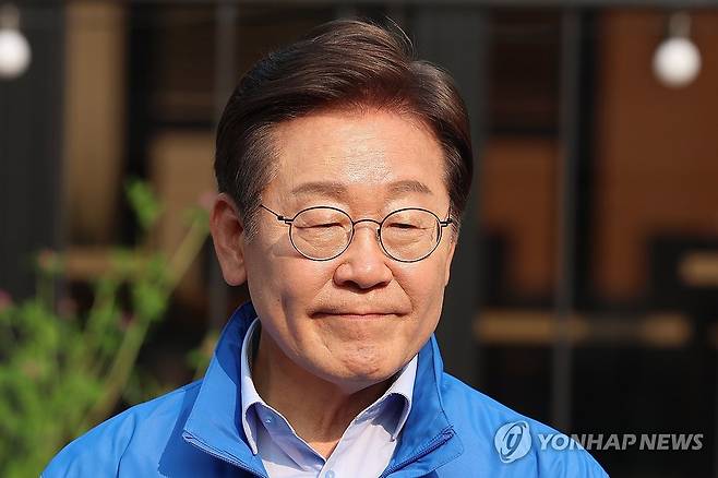 취재진 질문 받는 이재명 대선 후보 (원주=연합뉴스) 김주성 기자 = 더불어민주당 이재명 대선 후보가 30일 강원도 원주시 반곡동 원주행복마당에에서 유세를 마친 뒤 취재진의 질문을 받고 있다. 2025.5.30 utzza@yna.co.kr