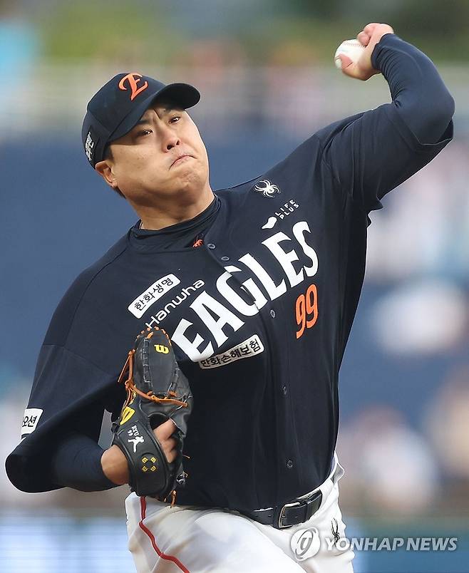 5월 30일 선발 한화 류현진 (창원=연합뉴스) 김동민 기자 = 30일 경남 창원NC파크에서 열린 프로야구 2025 신한 SOL 뱅크 KBO리그 한화이글스와 NC다이노스 경기. 1회 말 한화 선발 류현진이 역투하고 있다.     
    NC다이노스 홈구장인 창원NC파크에서의 경기는 구조물 낙하 사망 사고 이후 62일이다. 2025.5.30 image@yna.co.kr