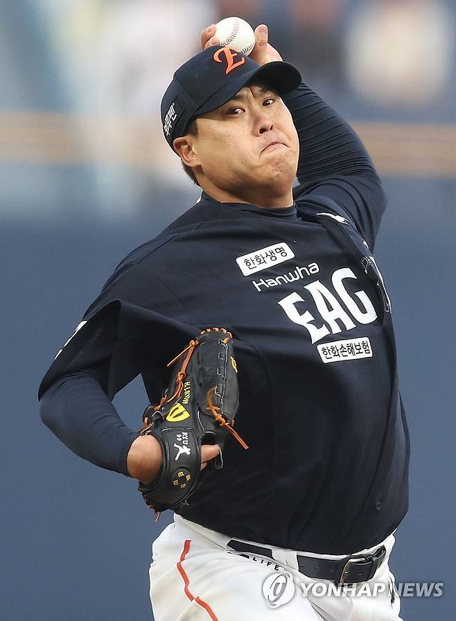 30일 선발 한화 류현진 (창원=연합뉴스) 김동민 기자 = 30일 경남 창원NC파크에서 열린 프로야구 2025 신한 SOL 뱅크 KBO리그 한화이글스와 NC다이노스 경기. 1회 말 한화 선발 류현진이 역투하고 있다.     
    NC다이노스 홈구장인 창원NC파크에서의 경기는 구조물 낙하 사망 사고 이후 62일이다. 2025.5.30 image@yna.co.kr