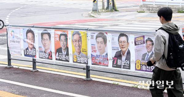 제21대 대통령선거를 앞둔 가운데 15일 오전 수원시 권선구의 한 거리에 후보자들의 선거 벽보가 부착돼 있다. 2025.5.15 /최은성기자 ces7198@kyeongin.com