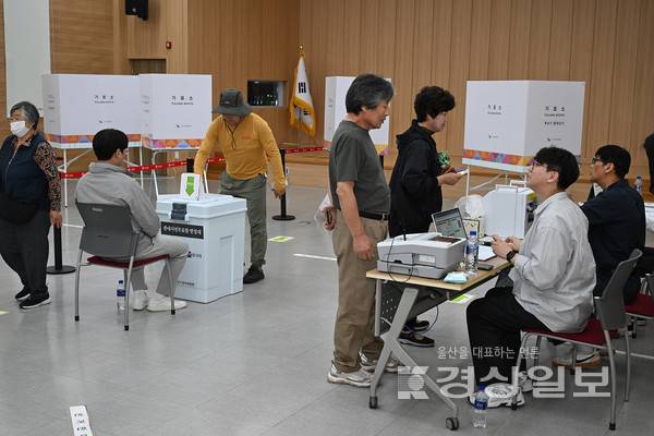 제21대 대통령선거 사전투표 둘째 날인 30일 울산 울주군 두서면행정복지센터 사전투표소에서 유권자들이 투표에 참여하고 있다. 김도현기자 do@ksilbo.co.kr