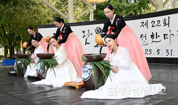 울산남구문화원이 마련한 제22회 단오절한마당이 지난달 31일 남구문화원 야외공연장 일대에서 열렸다.