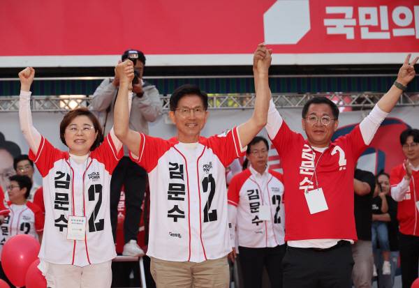 국민의힘 김문수 대선 후보가 31일 경북 포항시 북포항우체국 앞에서 열린 집중유세에서 지지를 호소하고 있다.