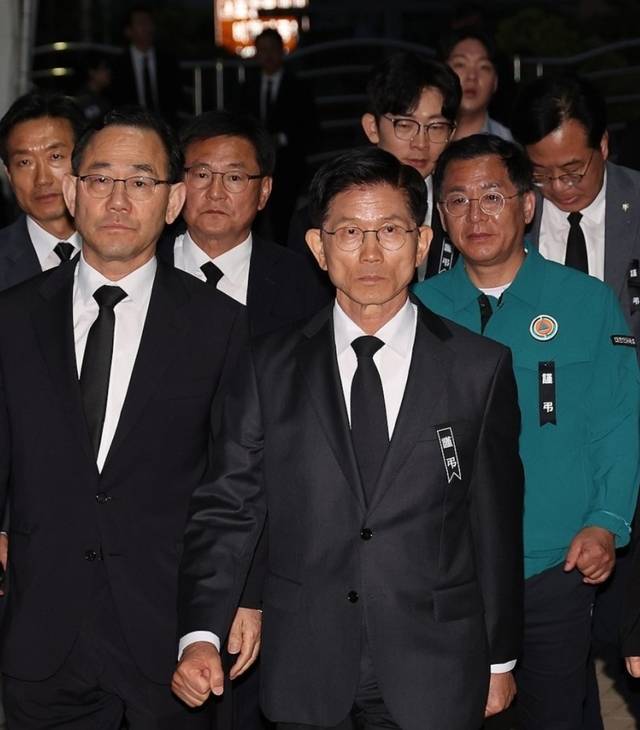 국민의힘 김문수 대선 후보가 포항 해군항공사령부 체육관에 마련된 해군 초계기 사고 순직자 합동분향소로 향하고 있다.