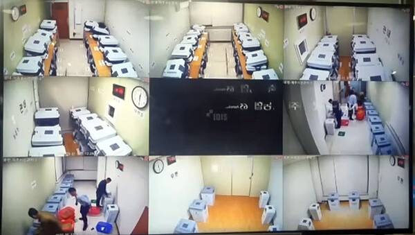 제주시선관위가 31일 0시26분쯤 관외사전투표함에 등기우편으로 배송된 1일차 관외사전투표를 투입하고 있다. 사진=선거관리위원회