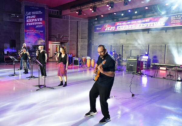 6인조 락 밴드 '레이디스 앤 젠틀맨(Ladies and Gentlemen)'. ⓒ헤드라인제주