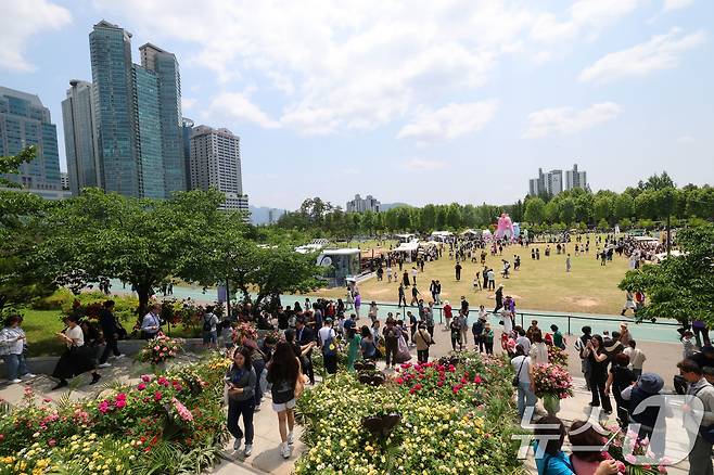 주말 맞아 나온 나들이객들.(뉴스1 DB)