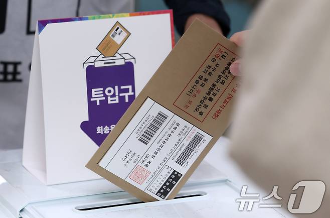 제21대 대통령 선거 사전투표 둘째 날인 30일 오전 서울 서대문구 신촌동 주민센터에 마련된 신촌동 사전투표소에서 유권자들이 투표하고 있다. 2025.5.30/뉴스1 ⓒ News1 김성진 기자