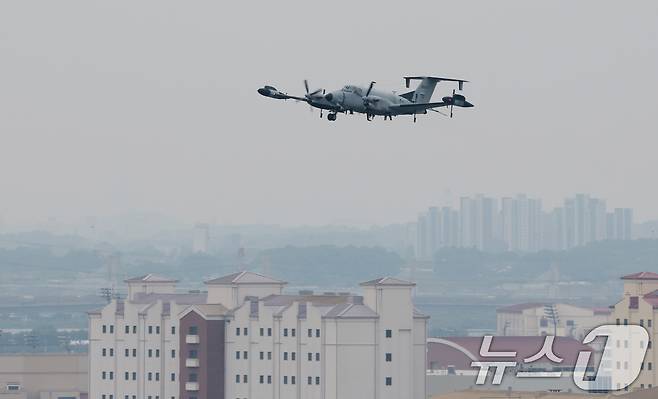 경기 평택시 팽성읍 주한미군기지 캠프 험프리스에 정찰기 RC-12X 가드레일이 이륙하고 있는 모습. 2025.5.23/뉴스1 ⓒ News1 김영운 기자
