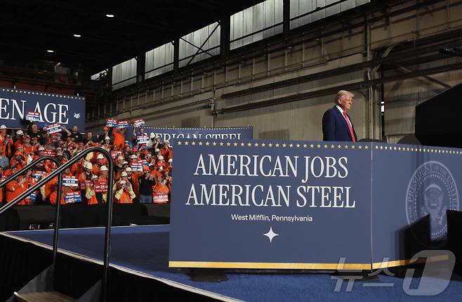 30일(현지시간) 도널드 트럼프 미국 대통령이 미국 펜실베이니아주 웨스트 미플린에 있는 US 스틸 공장에서 연설하고 있다. 2025.05.30 ⓒ 로이터=뉴스1 ⓒ News1 정지윤 기자