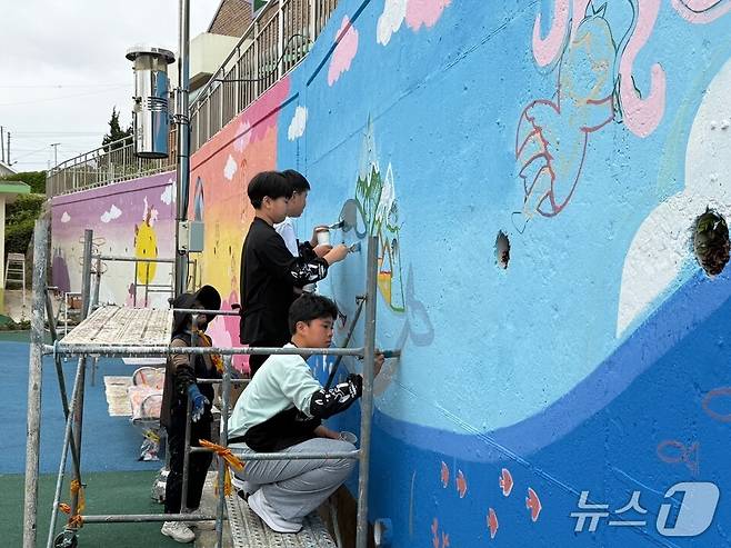 '우리 학교 벽화 그리기 프로젝트'에 참여한 학생들이 학교 담벽에 그림을 그리고 있다.(전남도교육청 제공, 재판매 및 DB 금지)