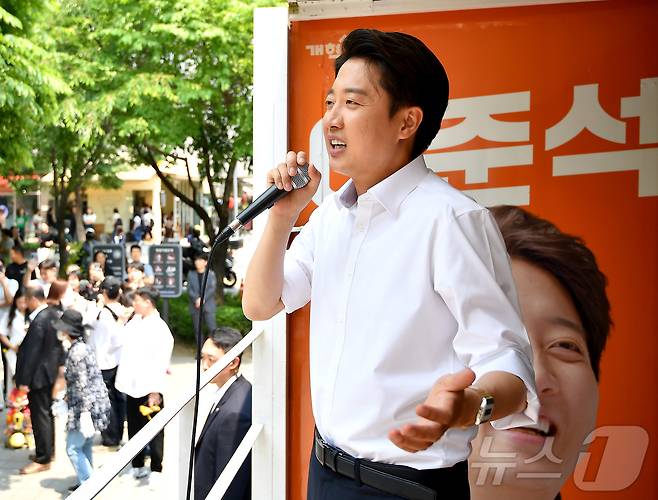 이준석 개혁신당 대통령 후보가 30일 오후 서울 마포구 경의선 숲길에서 유세를 하고 있다. (공동취재) 2025.5.30/뉴스1 ⓒ News1 이승배 기자