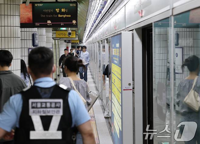 31일 오전 방화로 추정되는 화재가 발생한 서울 지하철 5호선 마포역에서 화재 복구가 완료돼 열차가 정상 운행하고 있다.  2025.5.31/뉴스1 ⓒ News1 오대일 기자
