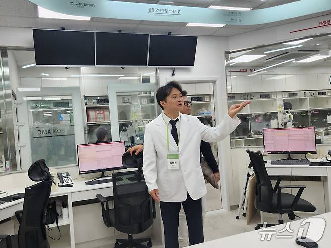 김병진 본동물의료센터 원장이 병원 투어를 하며 입원실 중앙 모니터링 설계에 대해 설명하고 있다. ⓒ 뉴스1 한송아 기자