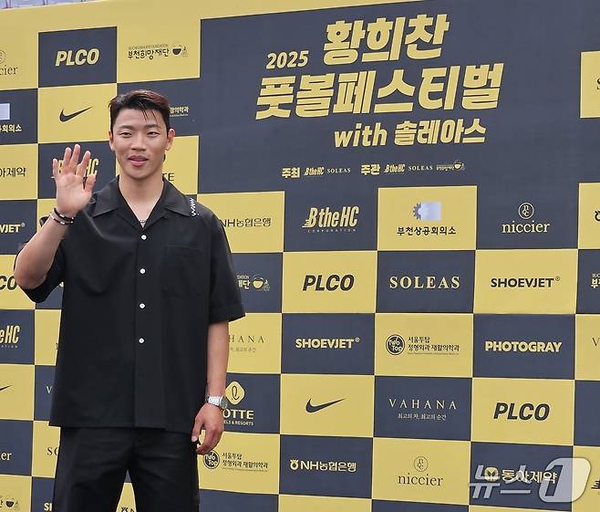 울버햄튼의 황희찬이 31일 부천종합운동장에서 열린 '2025 황희찬 풋볼페스티벌'에 참석, 사진 촬영을 하고 있다. /뉴스1 ⓒ 뉴스1 김도용 기자