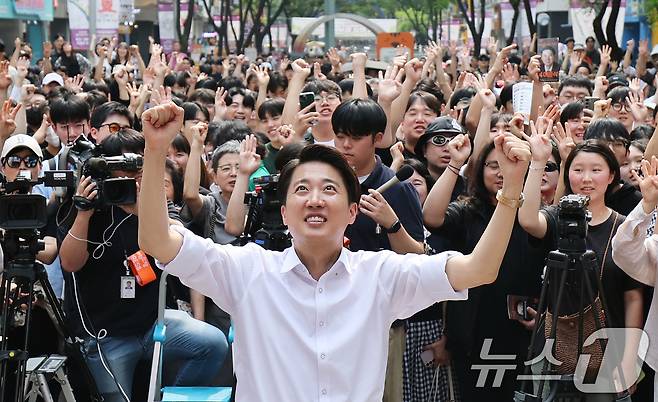 이준석 개혁신당 대통령 후보가 제21대 대통령 선거를 사흘 앞둔 31일 오후 경기 안양시 평촌로데오거리에서 열린 유세에서 막판 지지를 호소하고 있다. 2025.5.31/뉴스1 ⓒ News1 오대일 기자