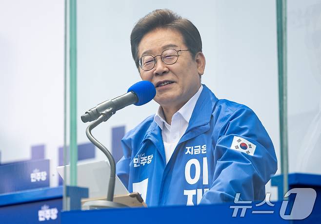 이재명 더불어민주당 대통령 후보가 31일 오후 경기도 평택시 배다리생태공원에서 시민들에게 지지를 호소하고 있다. 2025.5.31/뉴스1 ⓒ News1 이재명 기자