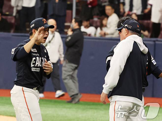 한화 이글스 김경문 감독(오른쪽)과 문현빈. 2025.5.9/뉴스1 ⓒ News1 황기선 기자