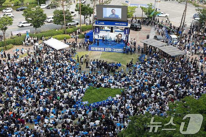 이재명 더불어민주당 대통령 후보가 31일 오후 충북 청주시 오창프라자 앞 광장에서 시민들에게 지지를 호소하고 있다. 2025.5.31/뉴스1 ⓒ News1 이재명 기자