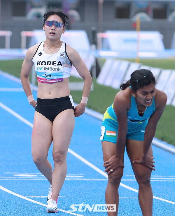 30일 오전 경북 구미시민운동장에서 열린 대회 400m 여자 허들 예선에 출전한 손경미가 결승 지점을 통과하고 있다. 사진┃강명호 기자