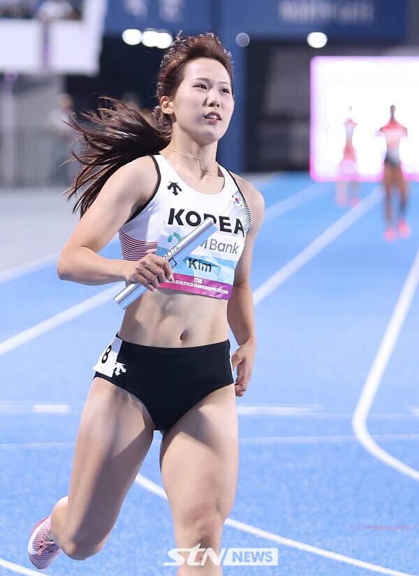 31일 경북 구미시민운동장에서 열린 '2025 구미아시아육상선수권대회'에 출전해 한국 신기록 44초45를&nbsp;세우며 4위에 오른 여자 계주 400m 대표팀의 마지막 주자 김다은(가평군청)이 골인하고 있다. 사진┃강명호 기자