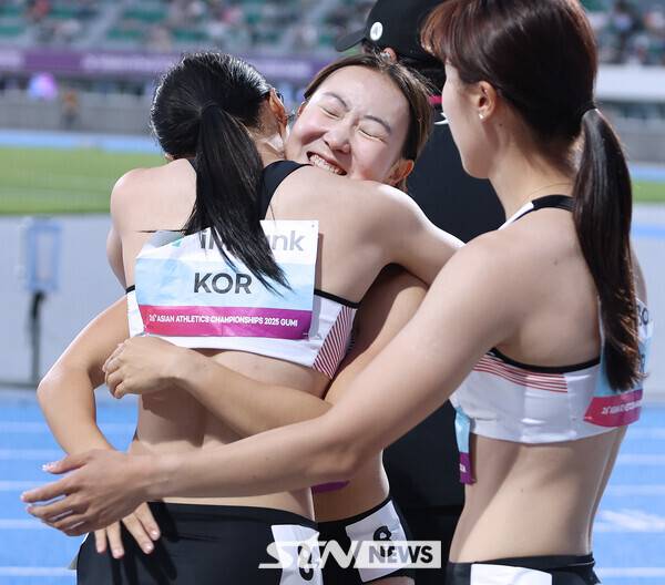 31일 오후 7시 35분 경북 구미시민운동장에서 열린 '2025 구미아시아육상선수권대회' 여자 400m 계주 결선에 나선 대표팀이 경기를 마치고 기뻐하고 있다. 사진┃강명호 기자