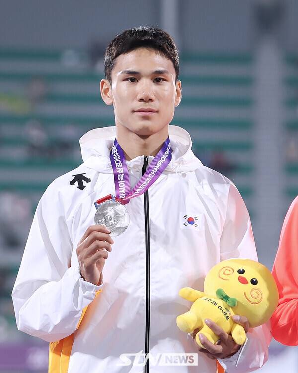 28일 경북 구미시민운동장에서 열린 '2025 구미아시아육상선수권대회' 남자 1500m 은메달을 딴 이재웅(국군체육부대)이 시상을 하고 있다. 사진┃강명호 기자