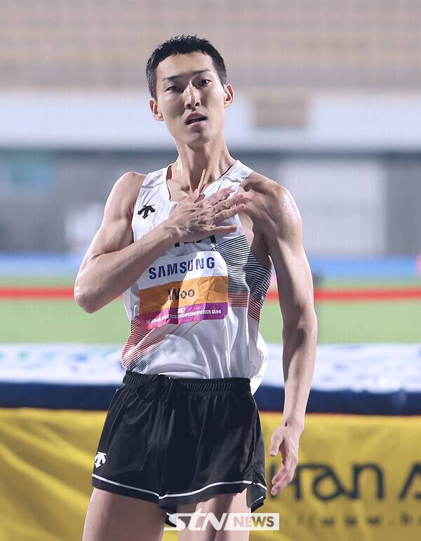 29일 오후 경북 구미시민운동장에서 진행된 '2025 구미아시아육상선수권대회' 남자 높이뛰기 결선에 출전해 2m29를 넘어 우승을 차지한 우상혁이 환호하고 있다. 사진┃강명호 기자