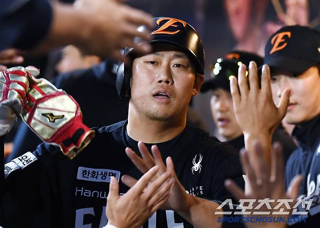 30일 창원 NC파크에서 열린 한화-NC전. 5회초 1사 3루 노시환 타석. 하주석이 폭투 때 홈인해 환영받고 있다. 창원=정재근 기자 cjg@sportschosun.com/2025.5.30/