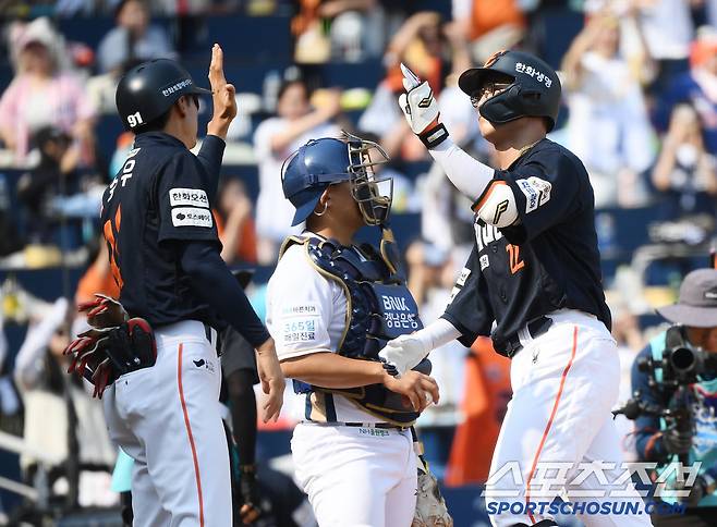 31일 창원 NC파크에서 열린 한화-NC전. 6회초 무사 채은성이 솔로포를 친 후 환영받고 있다. 창원=정재근 기자 cjg@sportschosun.com/2025.5.31/