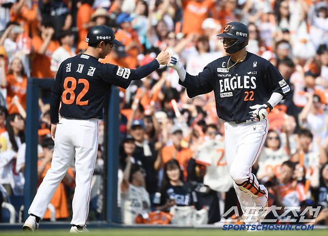 31일 창원 NC파크에서 열린 한화-NC전. 6회초 무사 채은성이 솔로포를 친 후 환영받고 있다. 창원=정재근 기자 cjg@sportschosun.com/2025.5.31/