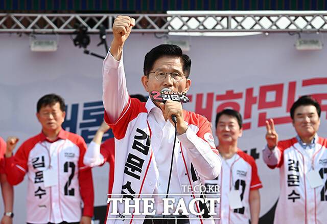 김문수 국민의힘 대선 후보가 제21대 대선 사전투표 첫날인 29일 오후 경기 안산시 안산문화광장에서 열린 유세에서 지지를 호소하고 있다. /박헌우 기자