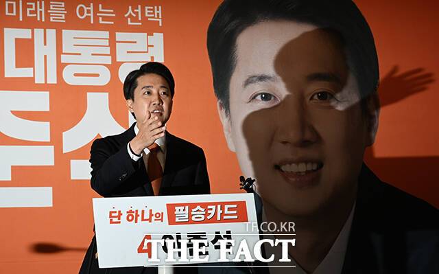 이준석 개혁신당 대선 후보가 TV토론 발언으로 대선 막바지 뜨거운 감자로 떠올랐다. 이 후보의 유세 현장에서는 시민들의 항의가 이어졌고 정치권에선 후보 사퇴와 의원직 제명 등까지 거론된다. /박헌우 기자