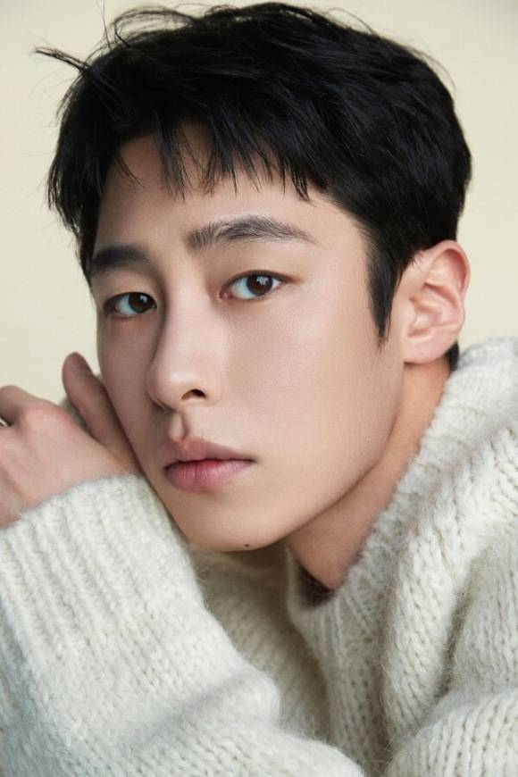 배우 이재욱이 데뷔 때 목표인 '딱 한 작품에라도 주요 배우 중 한 명으로 출연하는 것'을 이뤘다며 때문에 항상 감사한 마음으로 매 작품 임하고 있다고 밝혔다. /로그스튜디오