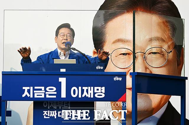 이재명 더불어민주당 대선 후보가 29일 오후 서울 서초구 서울고속버스터미널 광장에서 열린 서초구·강남구 유세에 참석해 연설을 하고 있다. /배정한 기자
