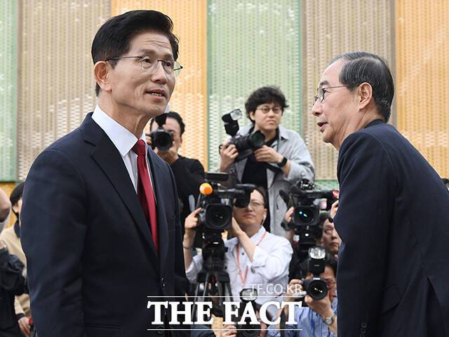 김문수 국민의힘 대선 후보(왼쪽)와 한덕수 무소속 대선 예비후보가 8일 오후 서울 여의도 국회 사랑재의 한 카페에서 단일화를 위한 2차 회동을 마친 뒤 이석하고 있다. 김 후보와 한 후보의 단일화는 결국 무산됐다. /배정한 기자