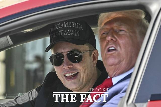 도널드 트럼프 미국 대통령과 일론 머스크 테슬라 최고경영자가 11일(현지 시간) 테슬라 모델S에 앉아 기자들과 얘기하고 있다. /AP.뉴시스