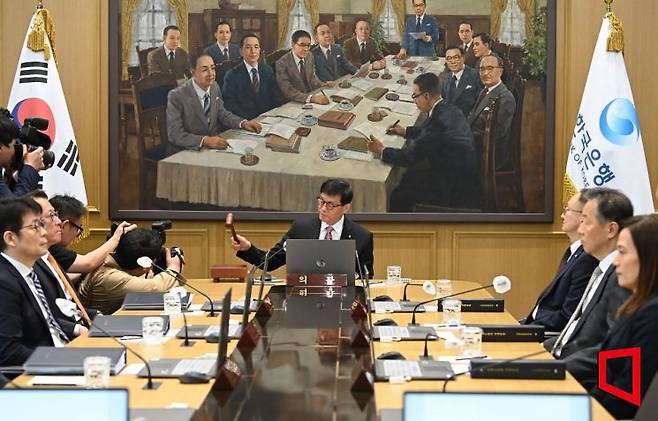 이창용 한국은행 총재가 29일 서울 중구 한국은행에서 열린 금융통화위원회를 주재하며 의사봉을 두드리고 있다. 2025.05.29 사진공동취재단