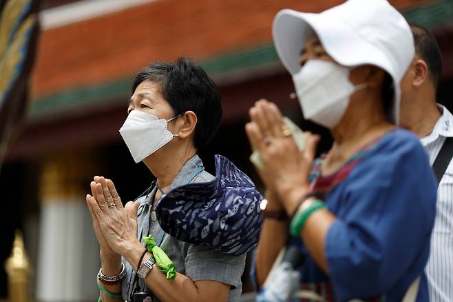 지난 28일 태국 방콕의 에메랄드 사원을 방문한 사람들이 마스크를 착용하고 있다. 최근 태국 보건 당국은 코로나 확진자가 크게 증가함에 따라, 시민들에게 감염 예방에 주의를 기울여 달라고 당부했다./EPA연합뉴스