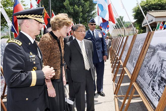 2010년 서울 용산 주한 미군 사령부에서 초대 미8군 사령관이었던 월튼 워커 장군의 동상 제막식과 함께 열린 6.25 사진전. 캐슬린 스티븐스 주한 미국 대사와 월터 샤프 주한 미군 사령관을 안재철 대표가 안내하고 있다.