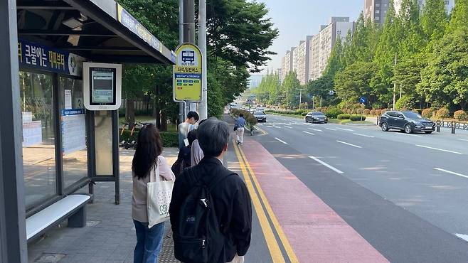 창원 시내버스 노조의 총파업 사흘째인 30일 창원시 성산구 성원남산3차아파트 앞 버스정류장에서 시민들이 임시버스를 기다리고 있다./뉴스1