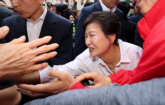 박근혜 전 대통령이 31일 오후 대구 중구 서문시장을 찾아 구름 인파 속을 지나며 시민들과 인사하고 있다. 2025.5.31/뉴스1